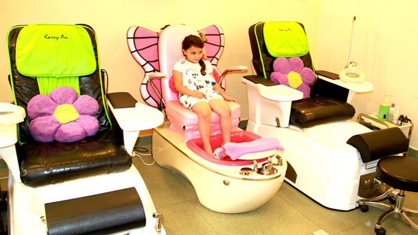 6-tips-on-saving-time-on-your-next-visit-to-a-nail-salon-with-kids-pedicure-chairs-1