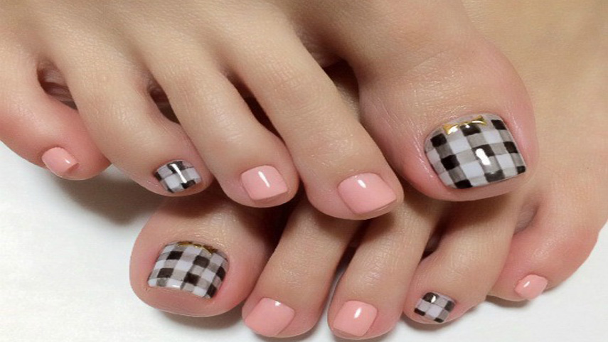 glossy-toenails-with-shellac-nail-polish-1