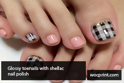 Glossy toenails with shellac nail polish