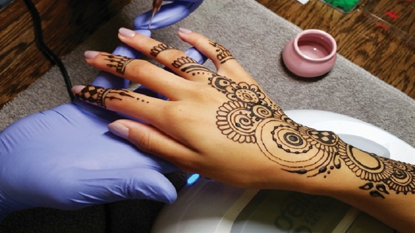 Vẽ Henna là một nghệ thuật trang trí cổ truyền ở Ấn Độ và Trung Đông. Hình ảnh này cho thấy độ khéo léo và tài hoa của những nghệ nhân vẽ henna tài ba. Hãy thưởng thức những họa tiết đầy sáng tạo và phong phú bằng cách xem ảnh liên quan đến chủ đề này.