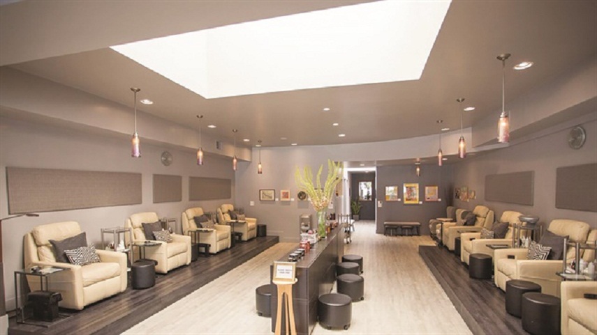 zaza-nail-and-wine-lounge-su-ket-hop-tinh-te-giua-salon-nail-va-quay-ruou-cao-cap-1